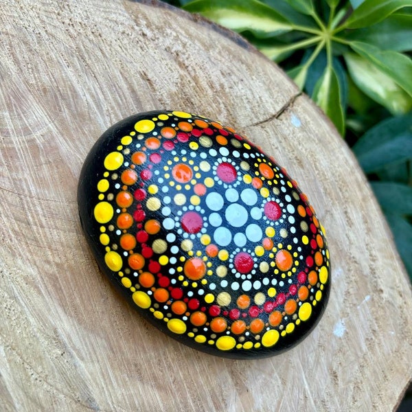 Piedra Mandala  pintada a mano