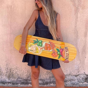Tabla de skate pintada a mano - Diseño para amantes de las tapas y el vermut español, arte acrílico amarillo y naranja, arte mural de skate