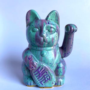 Hand Painted Mint Lilac Maneki Neko Lucky Cat Statue: Pop Art, 16x9cm, 6.3x3.5 inches