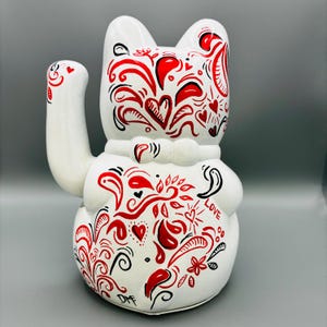 Statue de chat porte-bonheur Maneki Neko blanche et rouge peinte à la main : 16 x 9 cm, 6,3 x 3,5 pouces