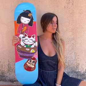 Planche de skateboard peinte à la main - Geisha, chat porte-bonheur, poupée Daruma, bol de ramen - art mural skateboard japonais, art mural skateboard, skate kawaii