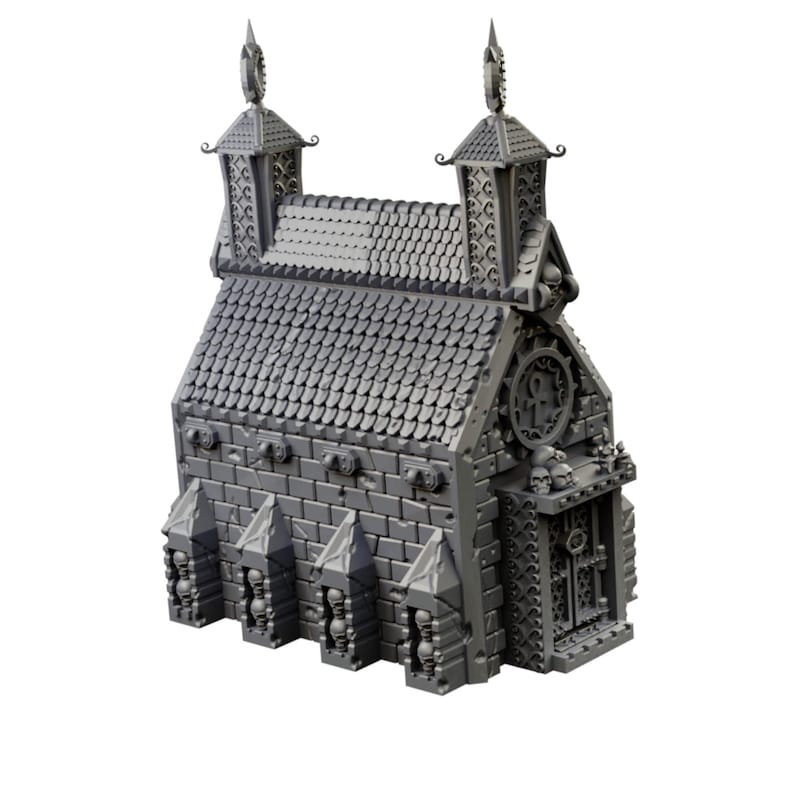 Op de afbeelding: Een grijs 3D-geprint model van een gotisch gebouw met een bakstenen gevel, een dak van shingles en een schedelvormige deur. Het gebouw heeft twee torens met puntige daken en decoratieve details.
