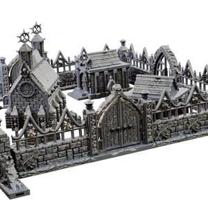 Op de afbeelding: Een gedetailleerd, grijs miniatuurmodel van een gotische begraafplaats met een kerk, mausoleums en een poort. Het model is gemaakt van plastic en is ontworpen voor tabletop gaming.
