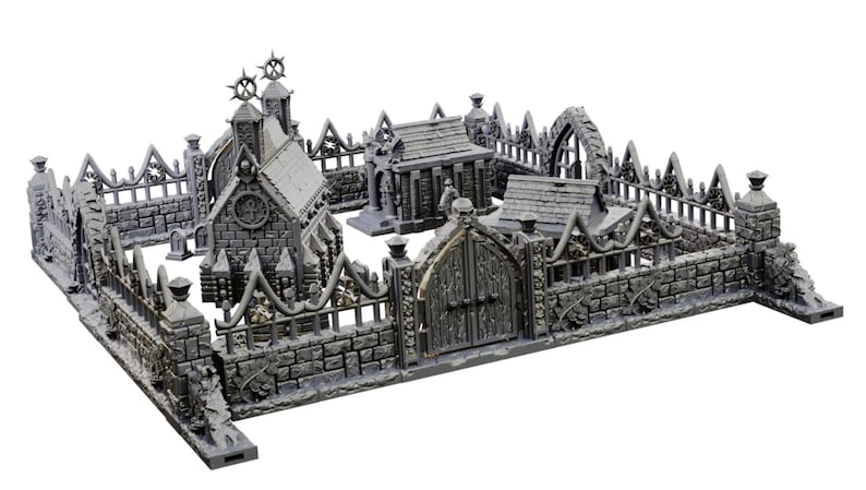 Op de afbeelding: Een gedetailleerd, grijs miniatuurmodel van een gotische begraafplaats met een kerk, mausoleums en een poort. Het model is gemaakt van plastic en is ontworpen voor tabletop gaming.