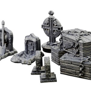 Op de afbeelding: Een set met miniatuur-kerkhofdecoraties, waaronder een gebroken kruis, een lantaarn, een schop, een kist en verschillende grafstenen. De set is gemaakt van grijs plastic en is perfect om elke Halloween-decoratie een griezelige toets te geven.