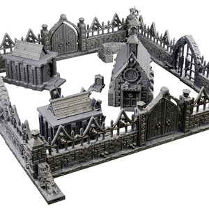 Op de afbeelding: Een grijze, steenachtige miniatuurbegraafplaatsset met een kerk, twee kleinere gebouwen, een poort en een hek. De set is gemaakt van plastic en is ontworpen voor tabletop gaming.