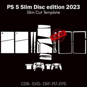 Może przedstawiać: Biały szablon wycinania skóry dla edycji PS5 Slim Disc 2023, z konturami konsoli, kontrolerów i akcesoriów na czarnym tle. Zawiera tekst "TESTED" i informacje o typie pliku.