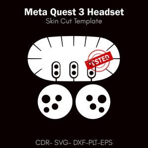 Może przedstawiać: Biała grafika szablonu wycięcia skóry zestawu słuchawkowego Meta Quest 3 na czarnym tle. Projekt obejmuje zestaw słuchawkowy, kontrolery i słowo "TESTED" wytłoczone na zestawie słuchawkowym. Obraz zawiera również tekst "CDR- SVG- DXF-PLT-EPS".