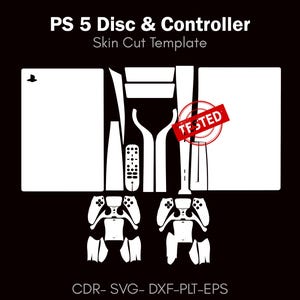 Puede incluir: Plantilla de corte de piel blanca para un disco y un mando de PS5, sobre un fondo negro. El diseño incluye contornos para la consola, el mando y el mando a distancia. La palabra "TESTED" está estampada en el diseño.