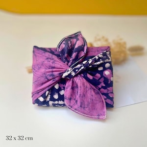 Handgemachtes Upcycled Furoshiki Geschenktuch, umweltfreundliche und wiederverwendbare Geschenkverpackung.