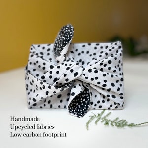 Handgemachtes Upcycled Furoshiki Geschenktuch, umweltfreundliche und wiederverwendbare Geschenkverpackung.