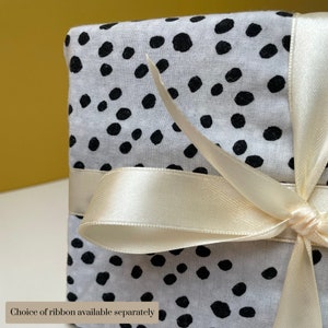 3er Set Geschenkverpackungen aus recycelten Stoffen. Nachhaltiges, wiederverwendbares Furoshiki-Tuch