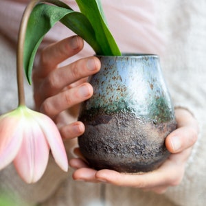 Jarrón de cerámica hecho a mano, inspirado en volcanes y la naturaleza, de color azul verdoso con textura de lava, decoración natural para el hogar | Voila Ceramics