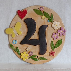 Placa de número de casa de cerámica, redonda, con número individual (1-99), hecha a mano, resistente a la intemperie, con flores y mariposas, personalizada.