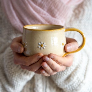 Taza de margaritas – Taza de cerámica hecha a mano con motivo de margaritas, gres beige, regalo para té y café | Voila Ceramics
