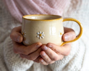 Taza de café/té beige natural de cerámica hecha a mano flores de margarita amarillas blancas linda decoración del hogar estilo granja 250 ml regalo para su día de la madre