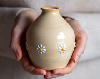 Ręcznie robiony ceramiczny mały wazon w kolorze naturalnego beżu z białymi żółtymi stokrotkami, uroczy prezent w stylu rustykalnym na urodziny