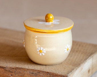 Manteigueira francesa artesanal, porta-manteiga de cerâmica, bege natural com flores de margarida | Voila Ceramics