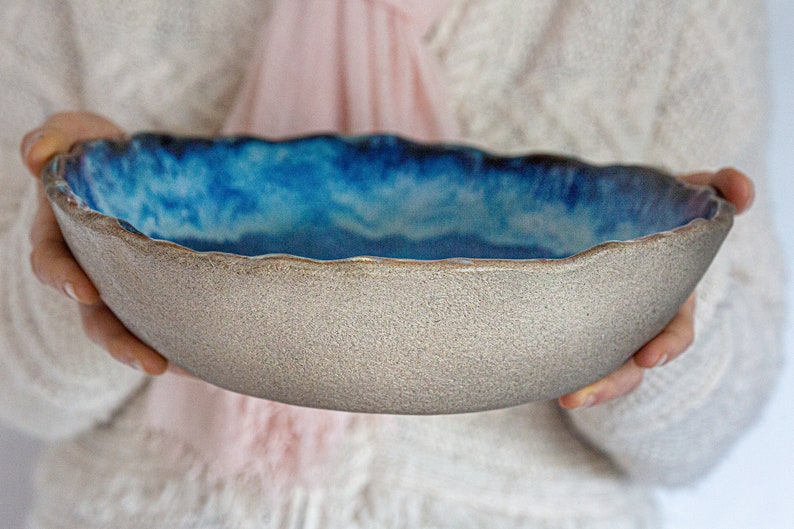 Handmade ceramic big blue fruit/salad bowl stone texture decorative centerpiece kitchen accessory durable stoneware wedding gift fine dining Bild 7