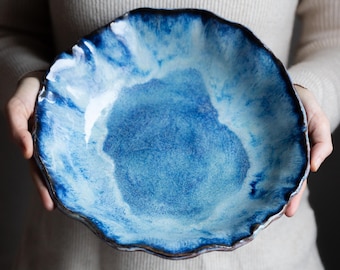 Ręcznie robiona duża, niebieska ceramiczna miska na owoce/sałatkę, akcesorium kuchenne, trwała ceramika, do eleganckich posiłków, na prezent | Voila Ceramics