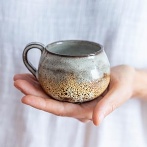 Handgemaakte lavamok – zwart-witte keramische mok met lavaglazuur voor koffie en thee, modern minimalistisch cadeau | Voila Ceramics