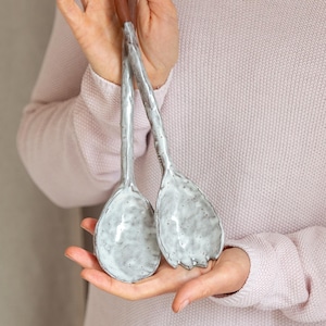 Sztućce do sałaty (zestaw) Ręcznie robiona ceramika – biała, szkliwiona w kropki, stylowy dodatek kuchenny | Voila Ceramics