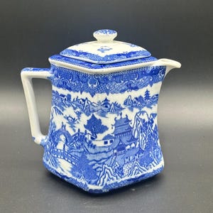 Vintage Large "Blue Willow" Tea Pot Marked RE 7 3/4" H