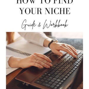 Puede incluir: Las manos de una persona escribiendo en un ordenador portátil con un cuaderno blanco y un bolígrafo en el fondo. El texto en la pantalla dice "How to Find Your Niche Guide & Workbook" y "CEO Luxuries".