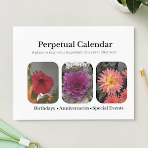 Może przedstawiać: Biały kalendarz wieczny z napisem Perpetual Calendar, A place to keep your important dates year after year oraz Birthdays, Anniversaries, Special Events. Zawiera trzy prostokątne wstawki ze zdjęciami przedstawiającymi czerwony kwiat, fioletową kapustę ozdobną i r&oacute;żową dalię.
