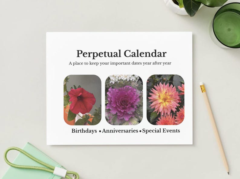 Może przedstawiać: Biały kalendarz wieczny z napisem Perpetual Calendar, A place to keep your important dates year after year oraz Birthdays, Anniversaries, Special Events. Zawiera trzy prostokątne wstawki ze zdjęciami przedstawiającymi czerwony kwiat, fioletową kapustę ozdobną i r&oacute;żową dalię.