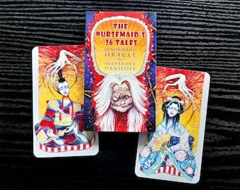 Könnte beinhalten: Ein Kartendeck des Lenormand-Orakels The Nursemaid's 36 Tales von Alexander Daniloff. Die Schachtel zeigt eine zentrale Illustration einer weißhaarigen Figur, flankiert von zwei Karten mit stilisierten Gestalten in traditioneller Kleidung.