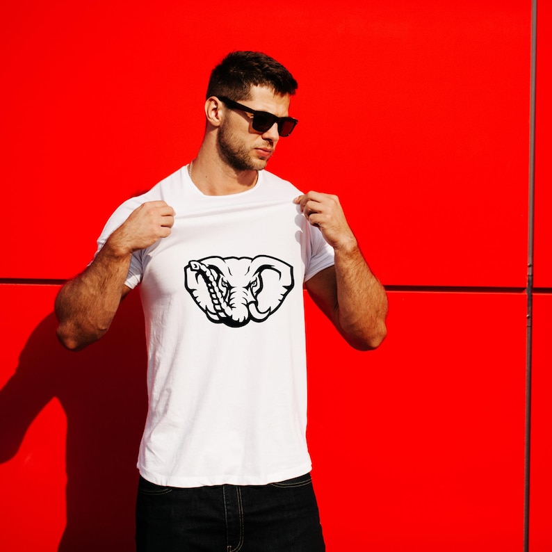 Pu&ograve; includere: T-shirt bianco con grafica di elefante in bianco e nero. Il design dell'elefante &egrave; un'illustrazione stilizzata con zanne e lineamenti del viso dettagliati. La maglietta &egrave; realizzata in un materiale morbido e confortevole.