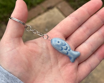 Llavero de pez de cerámica hecho a mano: dije para bolso con diseño de océano azul
