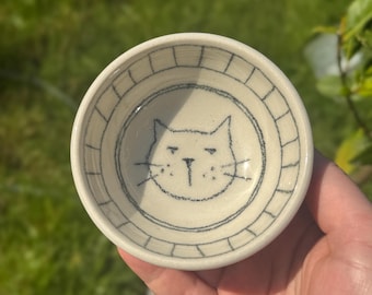 Bol decorativo pequeño de cerámica. Plato para baratijas con diseño de gato. Bol para aperitivos apto para alimentos.