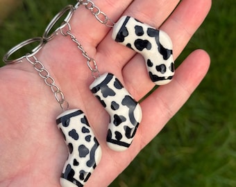 Llavero de cerámica hecho a mano con estampado de vaca. Divertido llavero de gres.