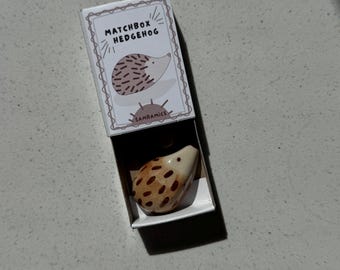 Erizo de cerámica hecho a mano en caja de cerillas pintada a mano – Juguete de arte en miniatura, regalo