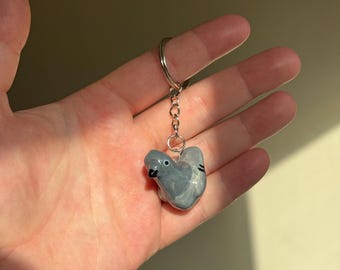 Llavero de paloma de cerámica hecho a mano: amuleto de cerámica pintado a mano