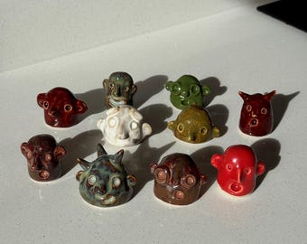 Mini cabeza de criatura de cerámica hecha a mano: figura de monstruo de arcilla esmaltada con un toque peculiar.