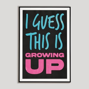 Könnte beinhalten: Schwarzer Poster mit weißem Rahmen mit dem Text "I guess this is growing up" in blauer und rosa Schrift.