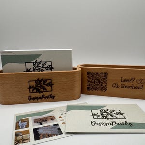 Visitenkartenständer aus Holz mit Logo und QR Code