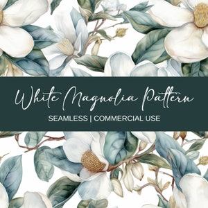 Può includere: Un motivo senza cuciture con fiori di magnolia bianchi e foglie verdi. Il motivo è perfetto per l'uso in una varietà di progetti, tra cui tessuti, carta da parati e cancelleria. Il testo "White Magnolia Pattern" e "Seamless | Commercial Use" è visualizzato su uno stendardo blu scuro.