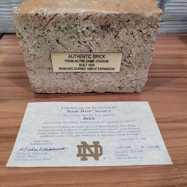 Estadio de fútbol de Notre Dame auténtico, de ladrillo, de la ampliación de 1996-97 con CoA de la construcción original del estadio en 1930