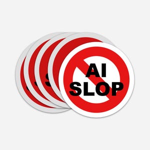 Op de afbeelding: Een stapel van vijf ronde stickers met een rood verbodssymbool op een witte achtergrond. De tekst AI SLOP is in dikke zwarte hoofdletters in het midden van elke sticker gedrukt, wat een duidelijke visuele waarschuwingsboodschap vormt.