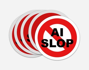 Puede incluir: Una pila de cinco pegatinas circulares con un símbolo de prohibición rojo sobre un fondo blanco. El texto AI SLOP está impreso en letras mayúsculas negras y negritas en el centro de cada pegatina, con una línea diagonal roja cruzada.