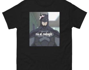 真夜中のミームTシャツ：コケットスーパーヒーローピンクのリボン