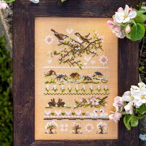 Patrón de punto de cruz Primavera Floreciente: Diseño de un pequeño pueblo primitivo con flores, pájaros y animales (patrón en PDF) / Smuga Stitch Garden