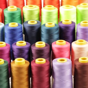 4150ヤード ポリエステル製裁縫糸コーン、38色