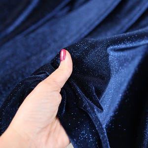 Tessuto in velluto glitterato blu navy: materiale per costumi elasticizzato in quattro direzioni