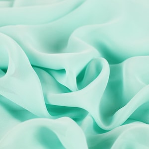 Frisse mintgroene chiffonstof op maat gesneden, mat transparant polyester voor bruidsjurken en draperieën