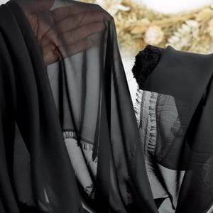 Zwarte polyester chiffon: zachte, matte draperie, op maat gesneden